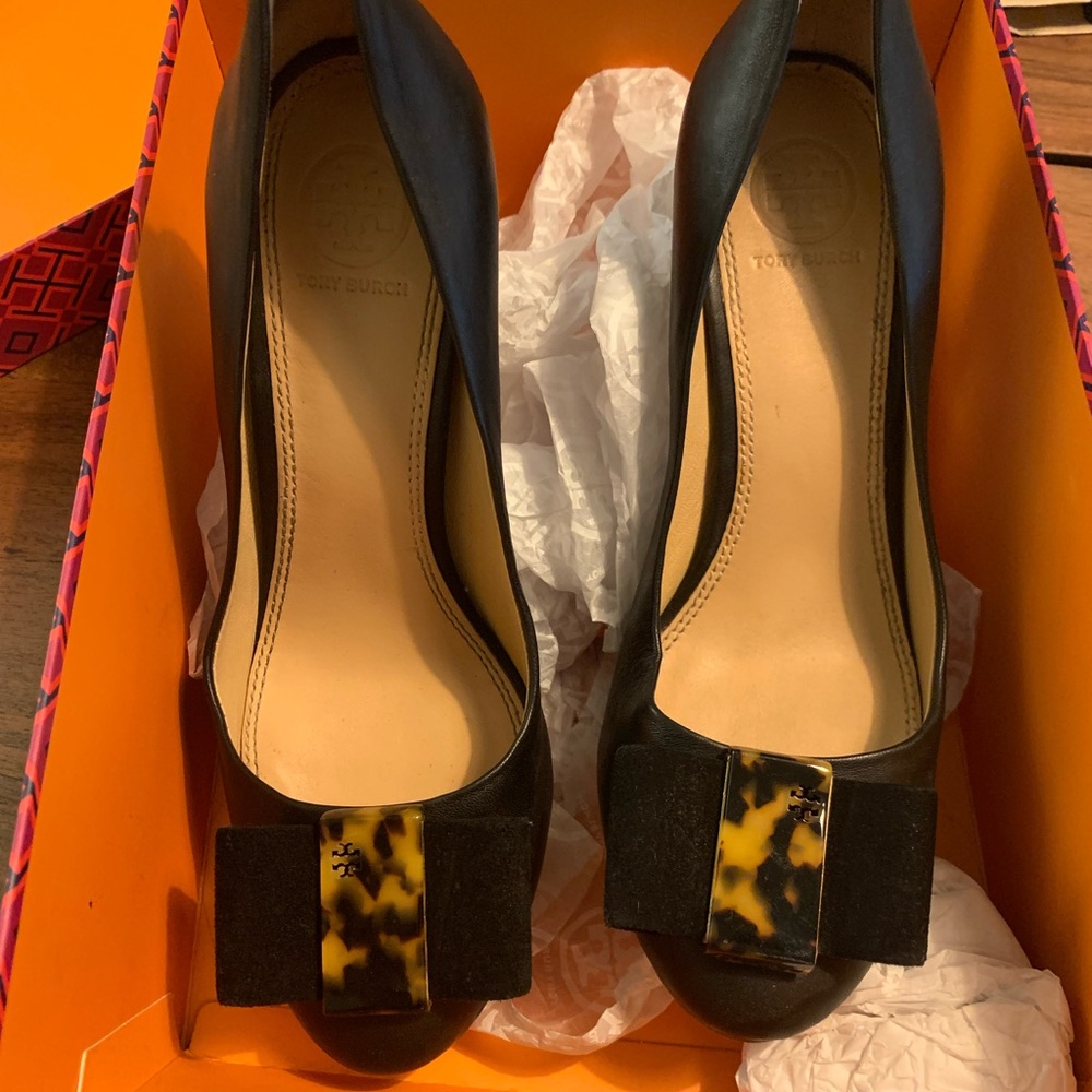 Tory Burch Chase Heals - Leather & Tortoise Size 7.5